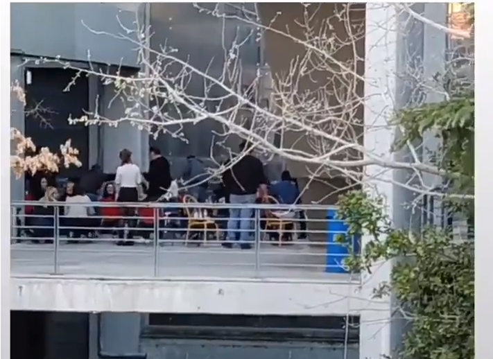 Viral: Βίντεο από το γλέντι της Τσικνοπέμπτης στο μπαλκόνι του υφυπουργείου Πολιτικής Προστασίας (vid)