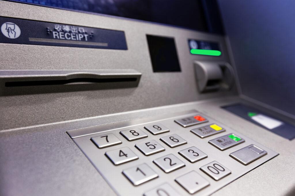 Απάτη στα ATM: Πώς αφαιρούσαν λεφτά οι ληστές – Οι συμβουλές της ΕΛΑΣ