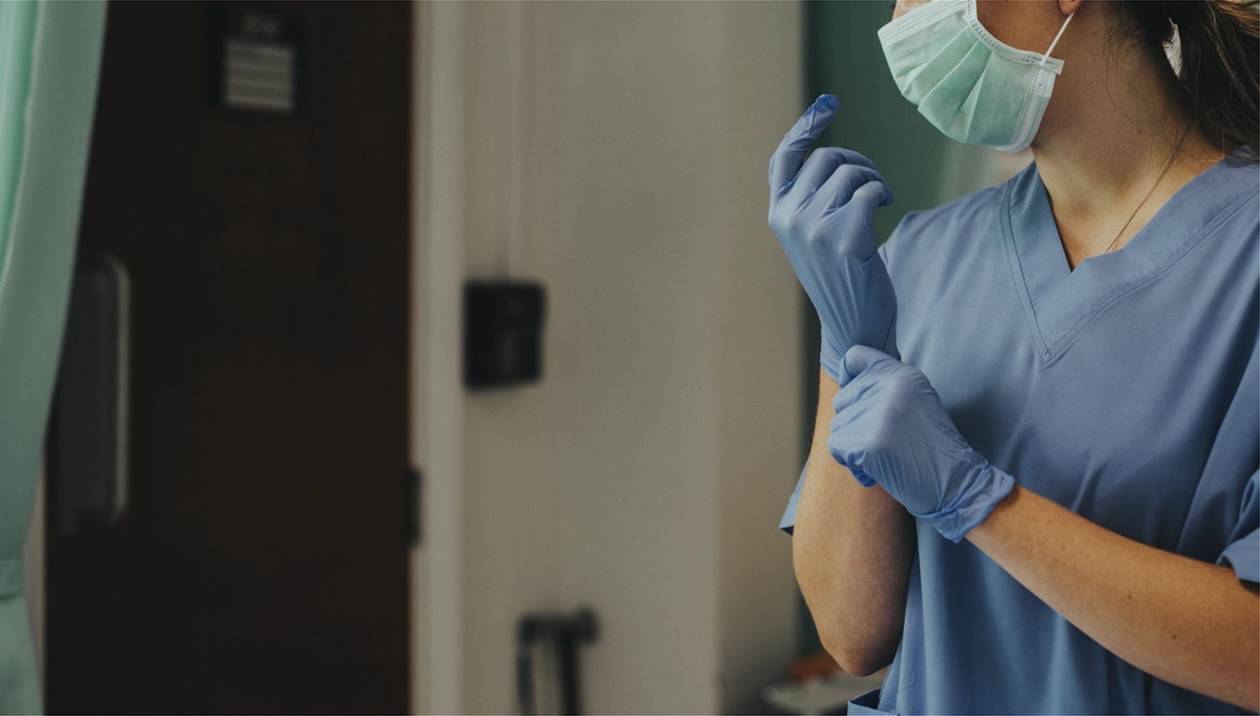 Δράμα: Υγειονομικός κρεμάει την ποδιά του μετά από 34 χρόνια επειδή αρνείται να εμβολιαστεί