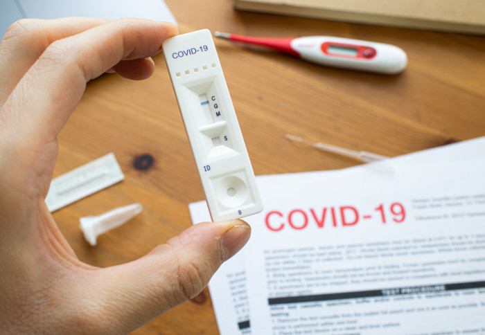 Ισπανία: Υπάλληλος φαρμακείου πουλούσε πλαστά αρνητικά τεστ Covid-19