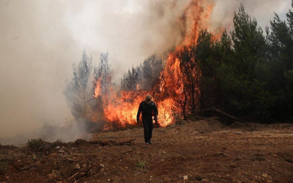Σάμος: Σε ύφεση η μεγάλη φωτιά ανάμεσα σε οικισμούς, κάηκε ένα σπίτι