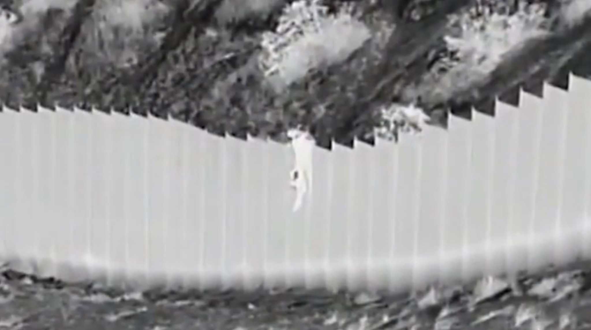 Βίντεο σοκ! Διακινητής πετά από το τείχος δύο μικρά κοριτσάκια (video)