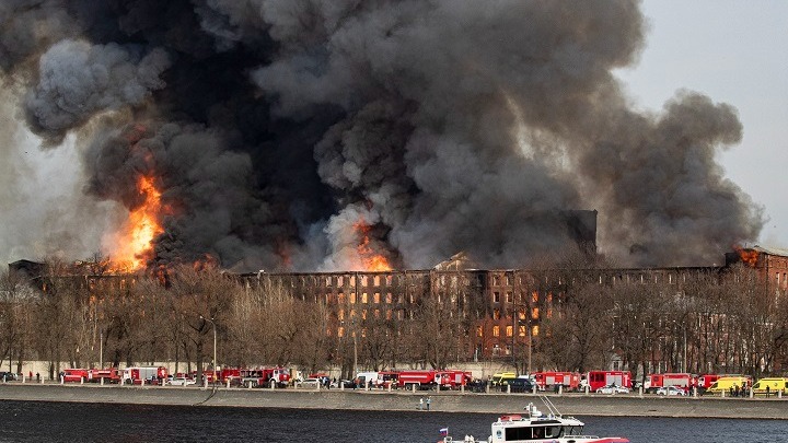 Φωτιά στην Αγία Πετρούπολη: Σοβαρή η κατάσταση των δύο πυροσβεστών