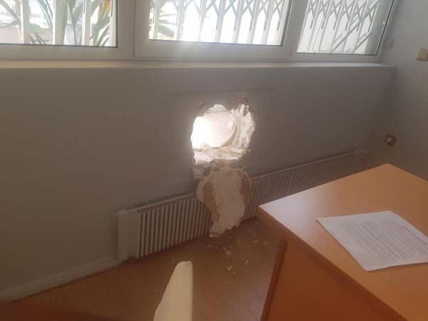 Τσακαλώτος: Διέρρηξαν το γραφείο του -Σκαρφάλωσαν στον 7ο όροφο και έσπασαν τοίχο