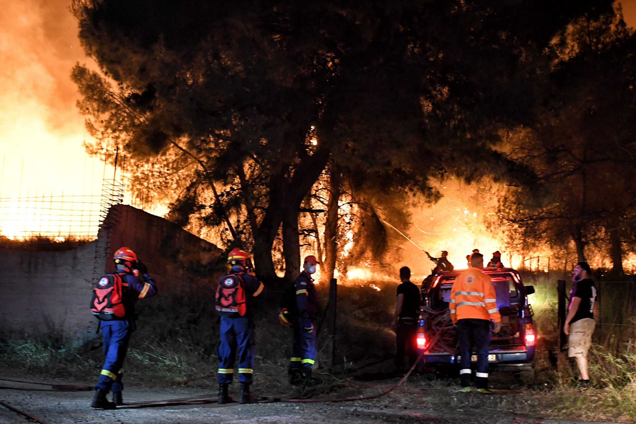 Φωτιά στον Σχίνο: Κάηκαν σπίτια! Μάχη με τον χρόνο και τους ανέμους (video)