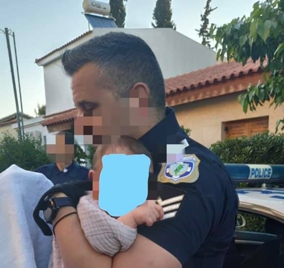 Έγκλημα στα Γλυκά Νερά: Ραγίζει καρδιές η φωτογραφία του μωρού στην αγκαλιά αστυνομικού