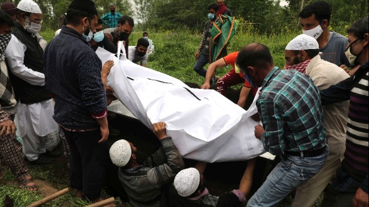 Φρίκη στην Ινδία: Δεκάδες πτώματα πιθανών θυμάτων κορονοϊού ξεβράστηκαν στις όχθες του Γάγγη