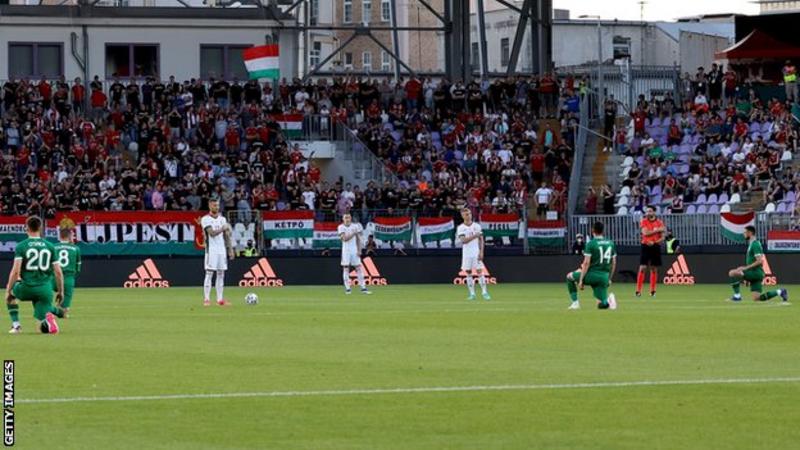 Βουδαπέστη: Αποδοκιμασίες για τους παίχτες της Ιρλανδίας που γονάτισαν στο γήπεδο για το Black Lives Matter