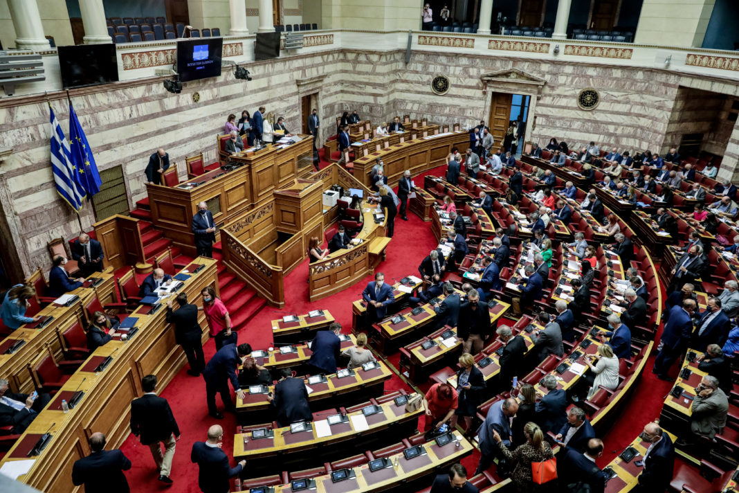 Βουλή: Ψηφίστηκε η τροπολογία για το «καλάθι του νοικοκυριού»
