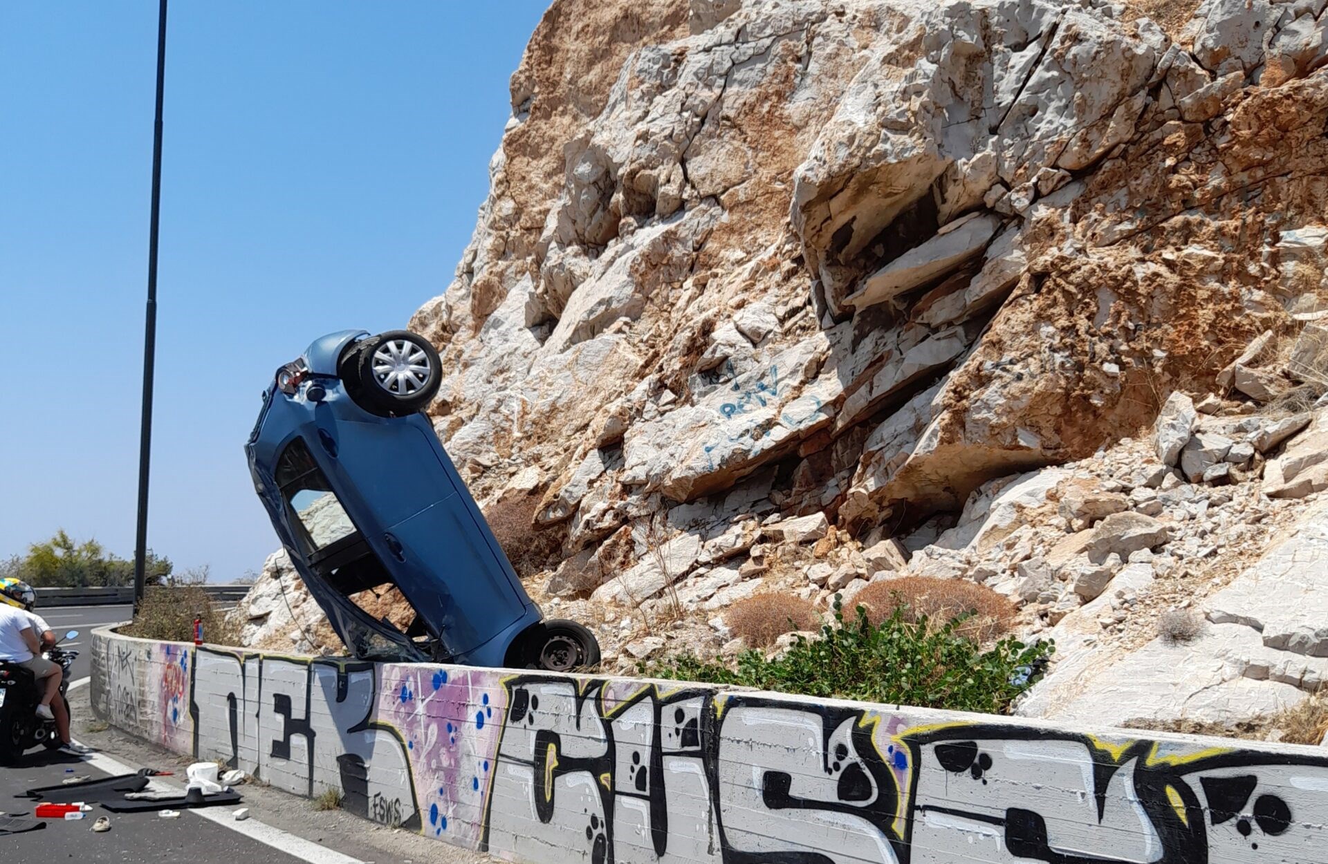 Τροχαίο στα Λιμανάκια Βουλιαγμένης: Αυτοκίνητο «καρφώθηκε» στα βράχια – Σοκάρουν οι εικόνες