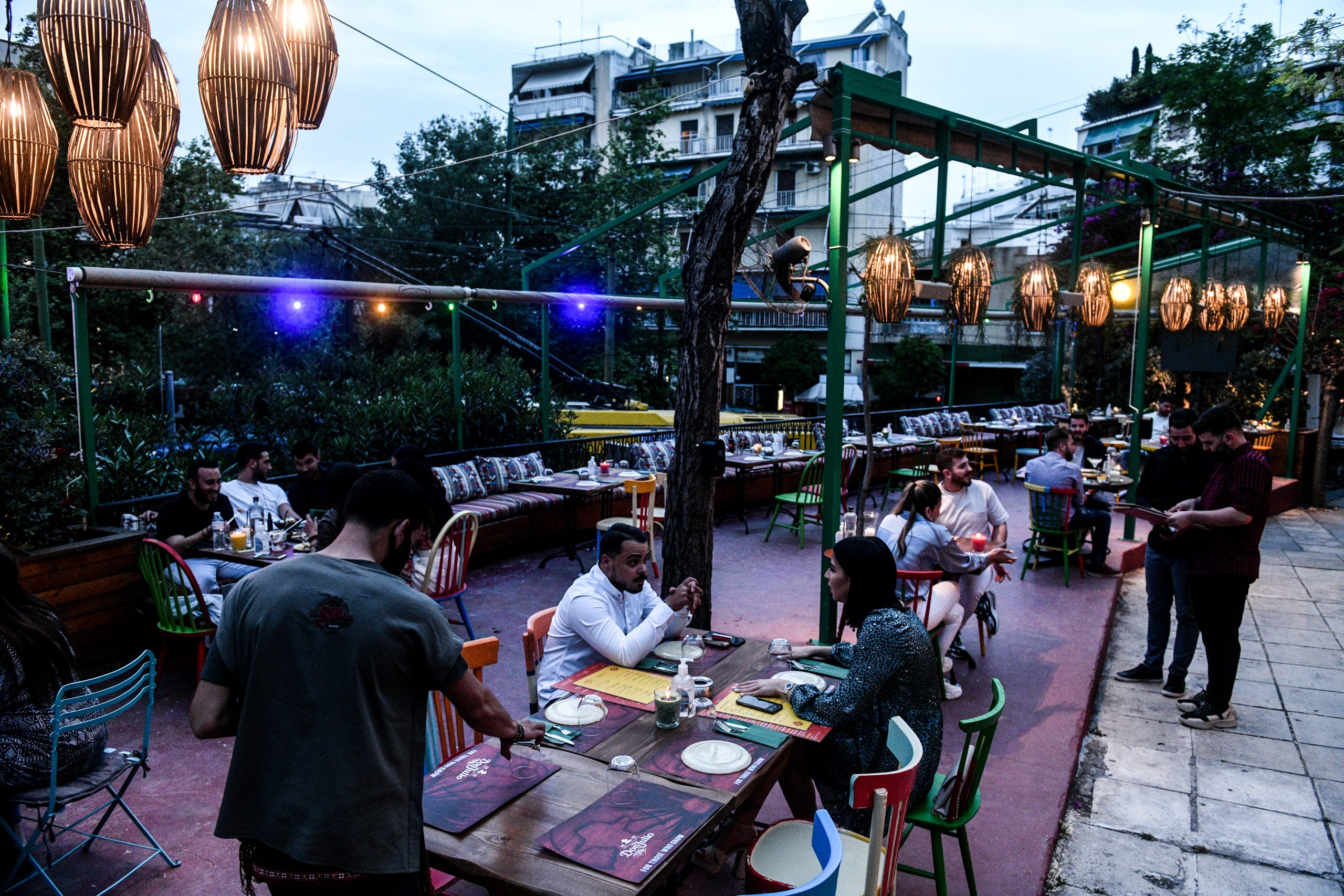 Νέα μέτρα: Στο τραπέζι αλλαγές στο ωράριο σε καφέ, μπαρ και εστιατόρια!