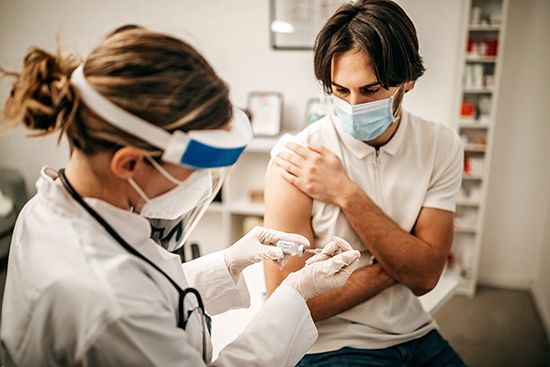ΗΠΑ -COVID-19: Το CDC συστήνει εκ νέου τη χρήση μασκών σε εσωτερικούς χώρους από τους εμβολιασμένους
