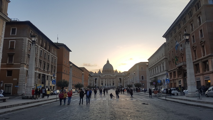 Συναγερμός στο Βατικανό: Άντρας με μαχαίρι φώναζε «θα σας σκοτώσω όλους»