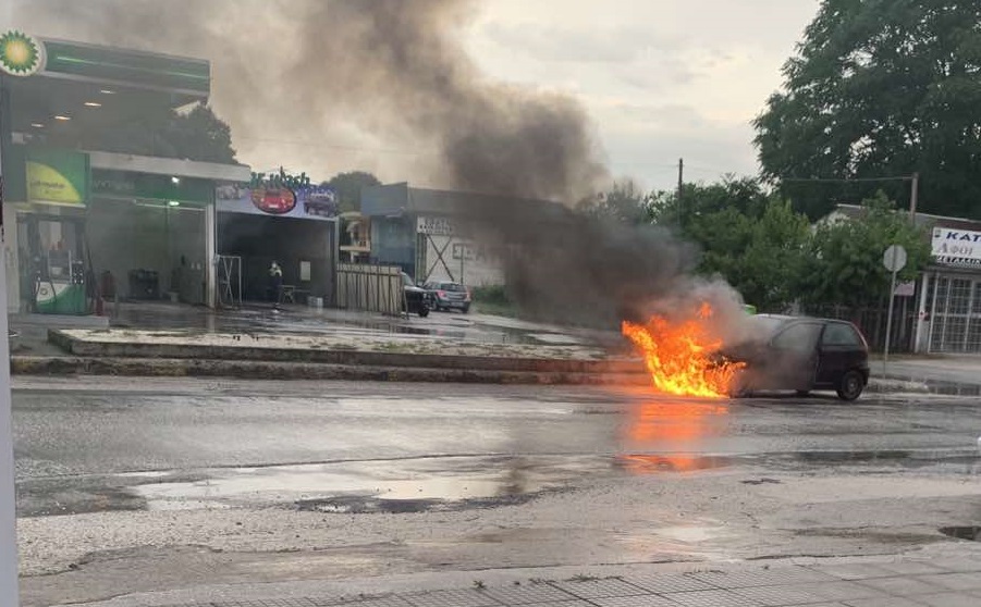 Συναγερμός στα Τρίκαλα: Αυτοκίνητο πήρε φωτιά δίπλα σε βενζινάδικο