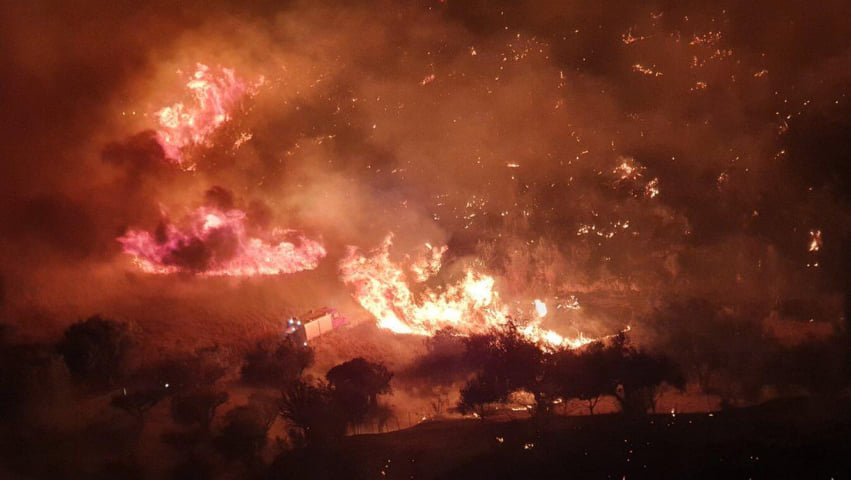 Φωτιά τώρα: Θεριεύει το πύρινο μέτωπο στην Αιτωλοακαρνανία – Κάτοικοι απομακρύνθηκαν