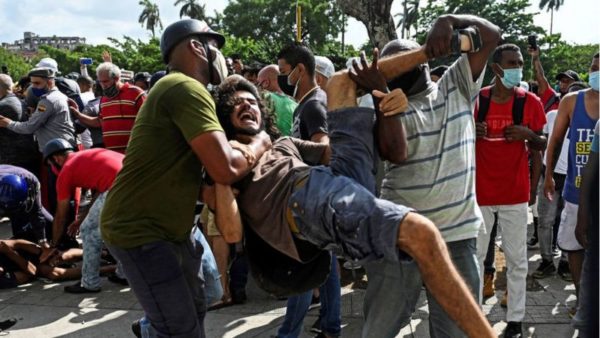 Ανεβαίνει η ένταση στην Κούβα: Μαζικές αντικυβερνητικές διαδηλώσεις-Τι συμβαίνει… (pics)
