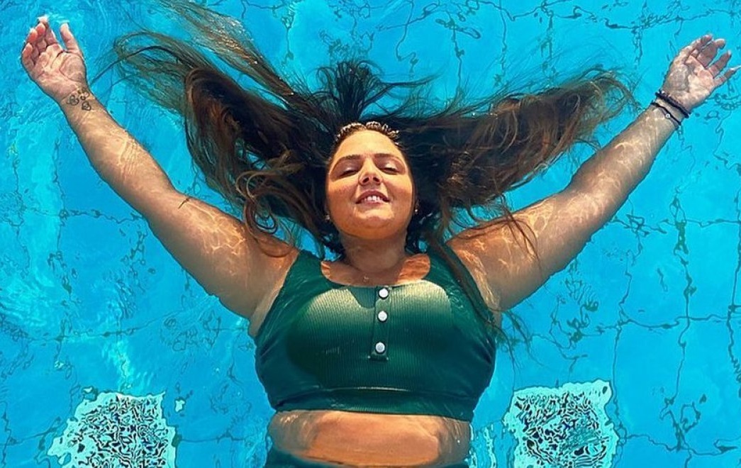 Δανάη Μπάρκα: Απαντά με χιούμορ σε χρήστη του Instagram που την αποκάλεσε «χοντρή»