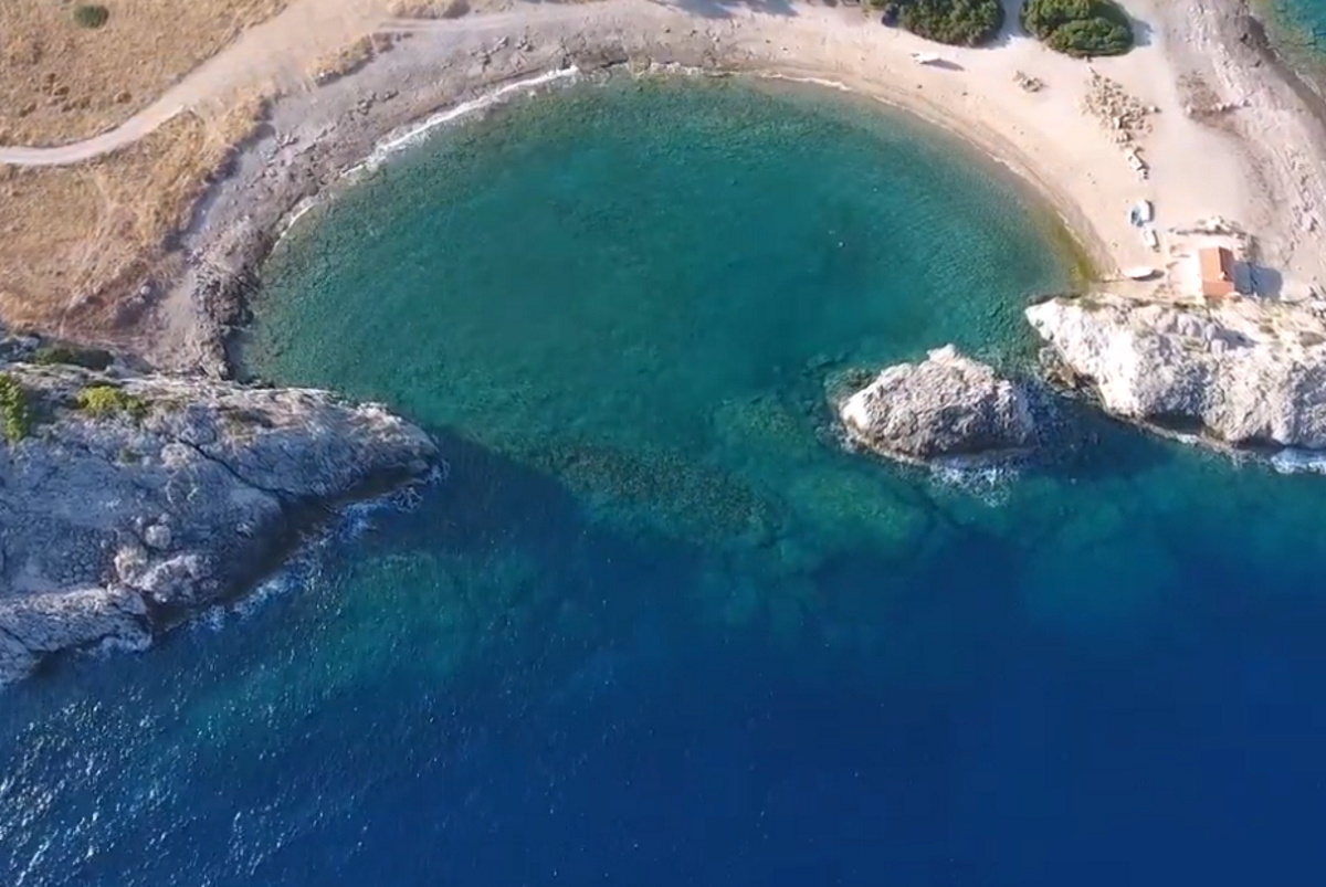 Τρεις παραλίες – διαμάντια στην Πελοπόννησο και… πολύ κοντά στην Αθήνα