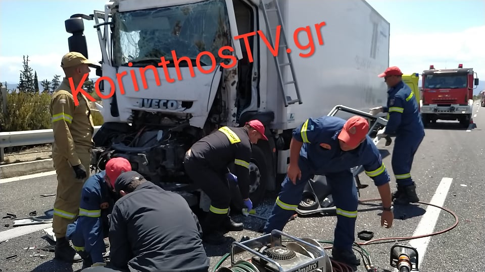 Άγιοι Θεόδωροι: Φορτηγό «καρφώθηκε» σε νταλίκα – Εγκλωβίστηκε οδηγός (vid)