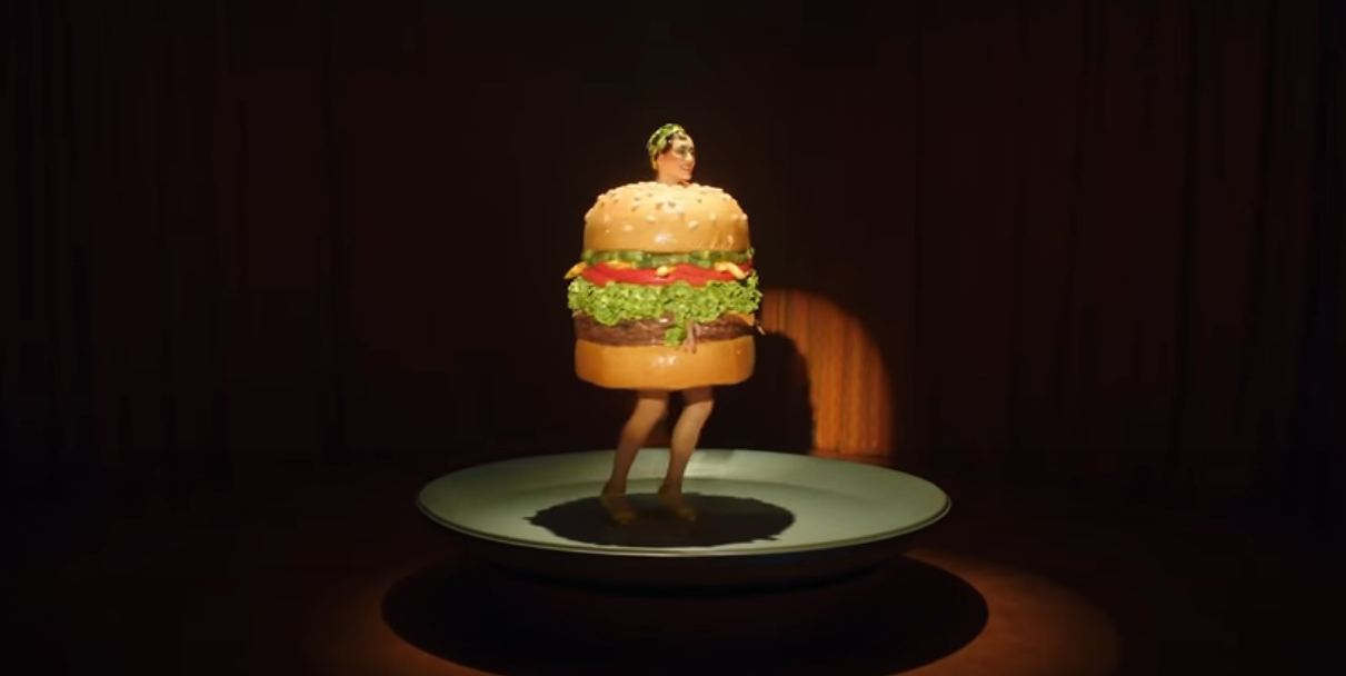 Ο οίκος Μοschino προτείνει hot dog και burger στη νέα του συλλογή