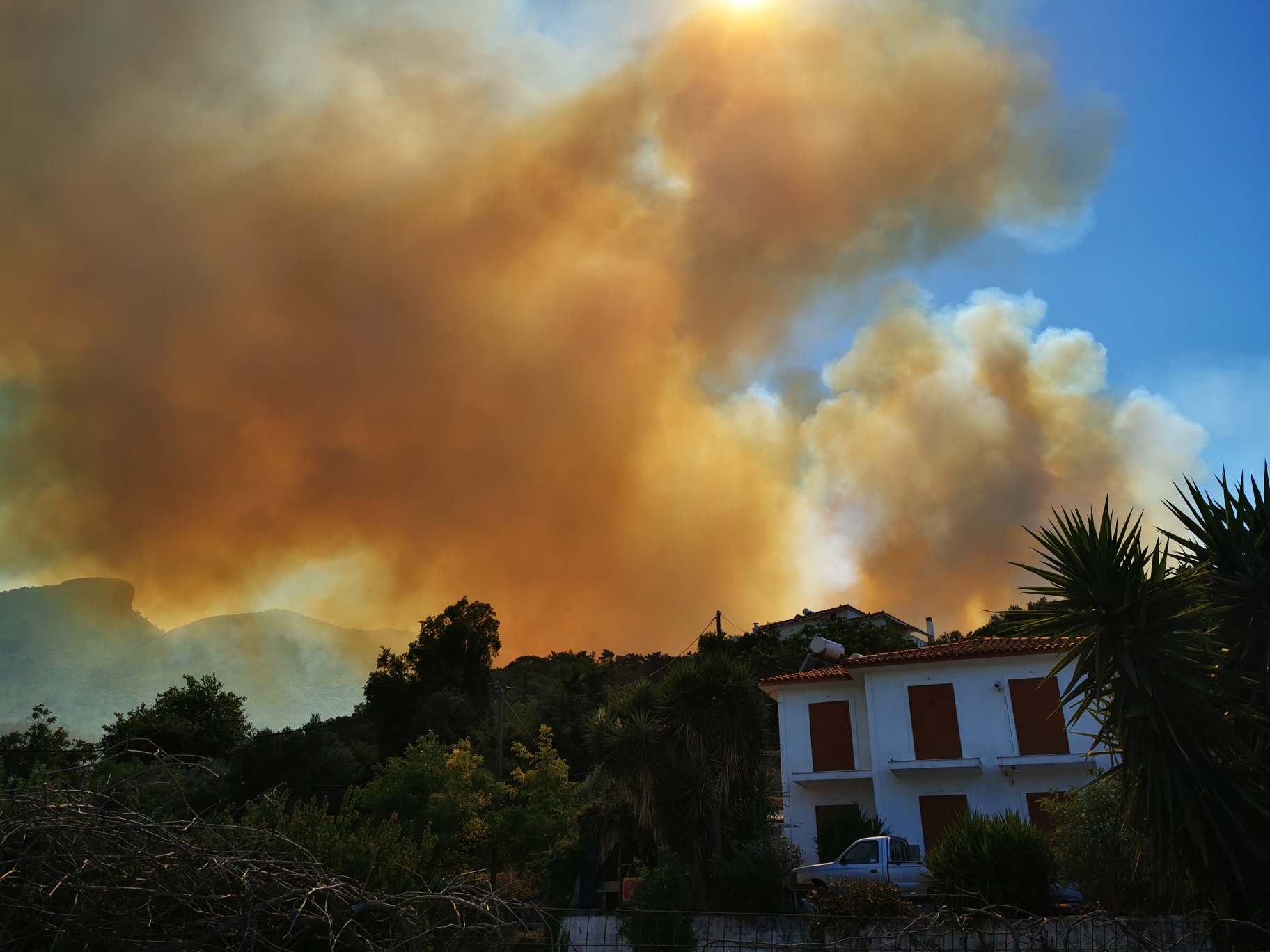 Φωτιά τώρα στη Σάμο: Μεγάλη μάχη με τις φλόγες – Εκκένωση δύο ξενοδοχείων (pics&vids)