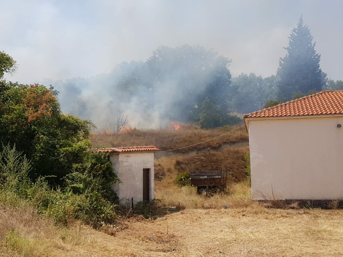 Φωτιά τώρα Έβρος: Κίνδυνος στο χωριό Λαγυνά από αναζωπυρώσεις – Εκκένωση σπιτιών κοντά στη φωτιά