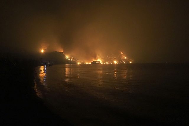 Φωτιά τώρα στην Εύβοια: Οργή από τον πρόεδρο της Κοινότητας Λίμνης- «Η Πυροσβεστική ήταν ανύπαρκτη»