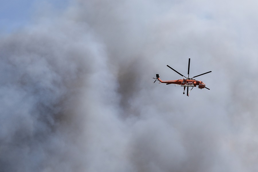 Φωτιά τώρα στη Βαρυμπόμπη: Σηκώθηκαν ξανά τα εναέρια μέσα