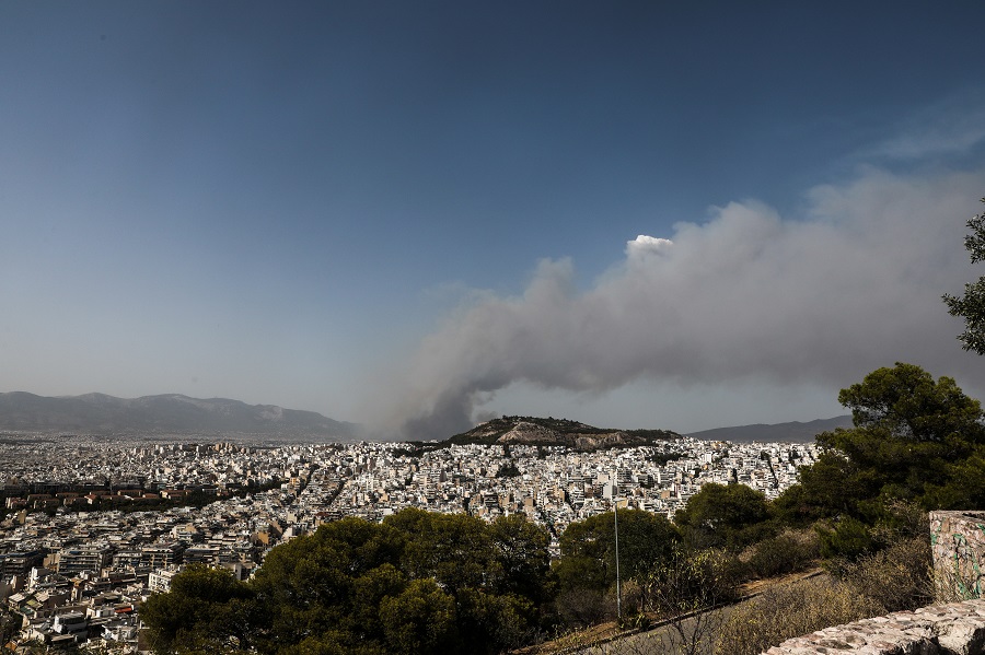 Φωτιά τώρα Βαρυμπόμπη: Κλείνουν πάρκα και άλση στην Αττική