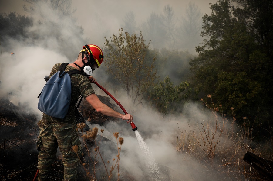 Φωτιά τώρα στην Εύβοια: Με εγκαύματα στο Κέντρο Υγείας Μαντουδίου τρεις πυροσβέστες
