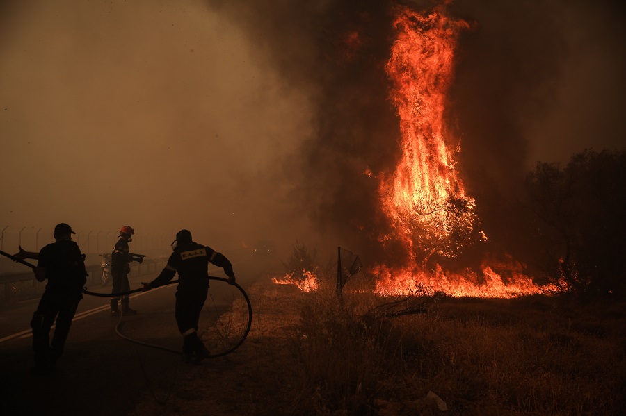 Φωτιά τώρα: Σε πύρινο κλοιό η Ελλάδα – Φωτιές σε Βαρυμπόμπη, Εύβοια, Αχαΐα, Κω, Μάνη και Μεσσηνία