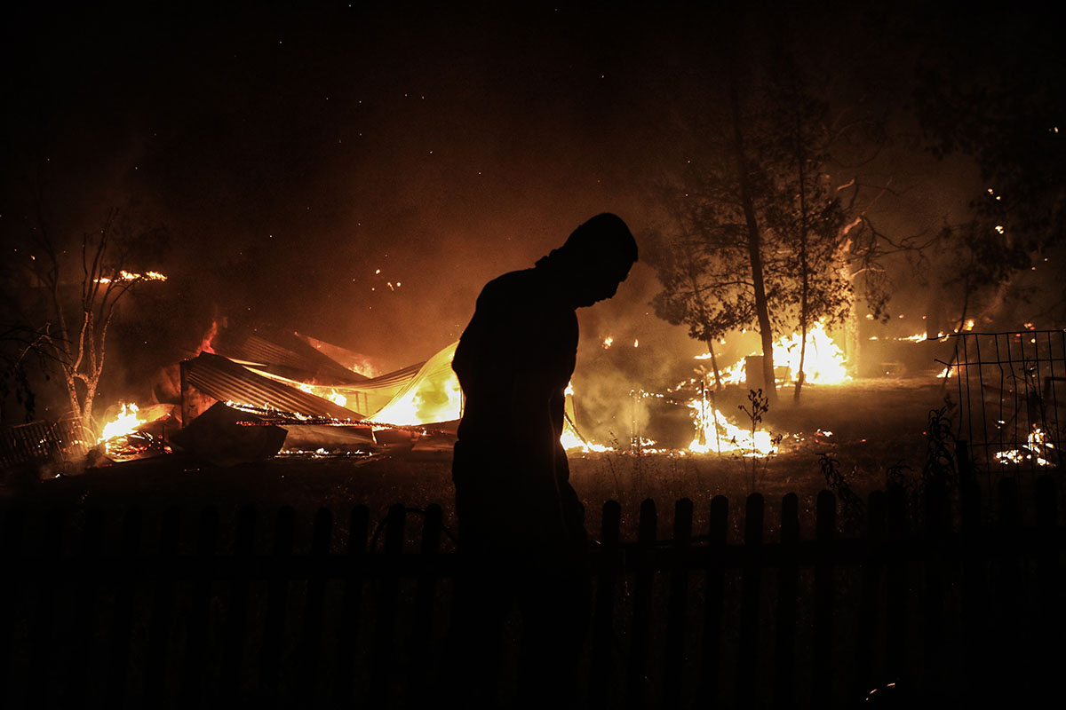 Φωτιά τώρα στη Βαρυμπόμπη: Νύχτα κόλασης στο Κρυονέρι – Εκκενώνεται μέρος του οικισμού