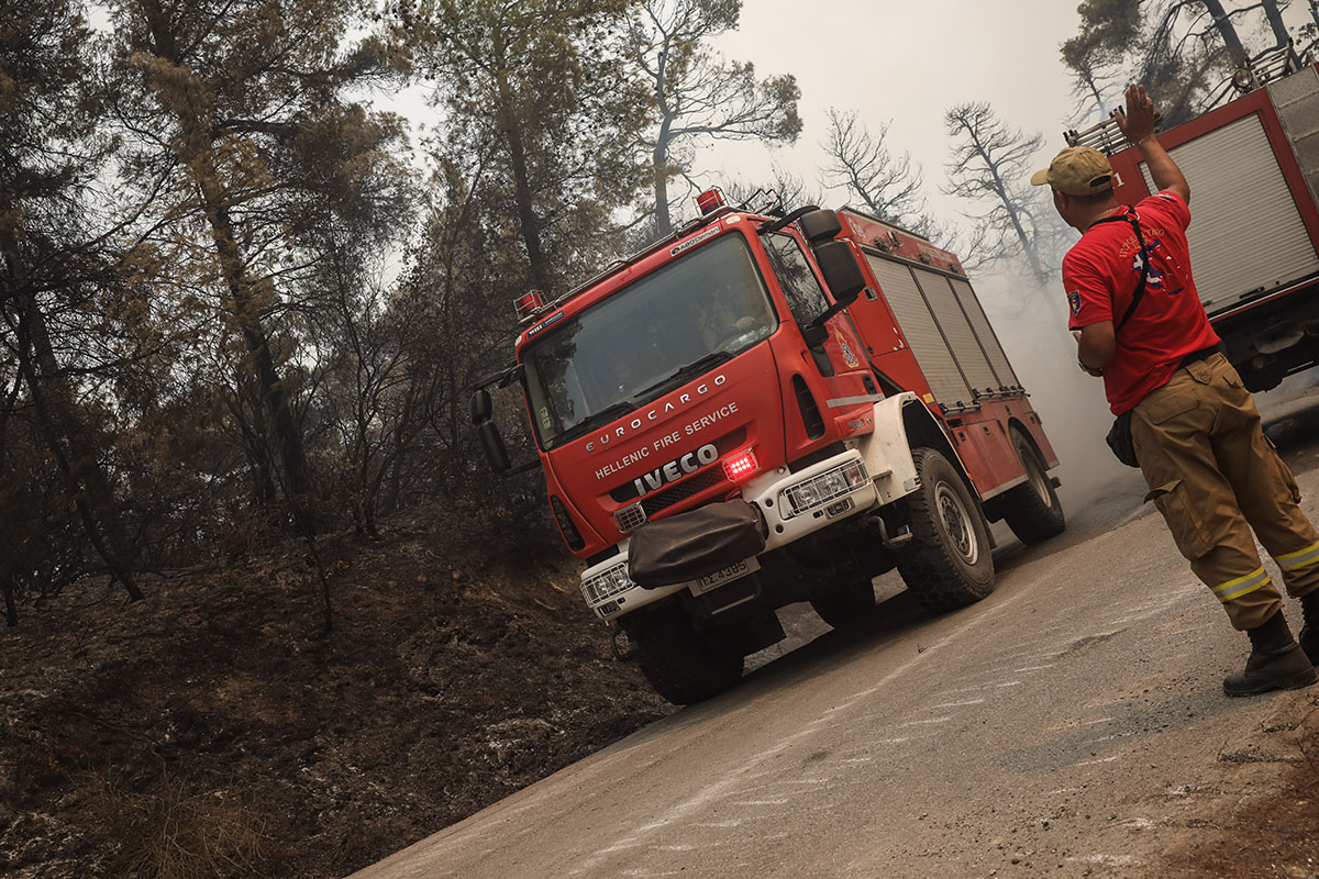 Φωτιά τώρα στην Εύβοια: Εγκλωβισμένα 3 πυροσβεστικά οχήματα κοντά στη Λίμνη