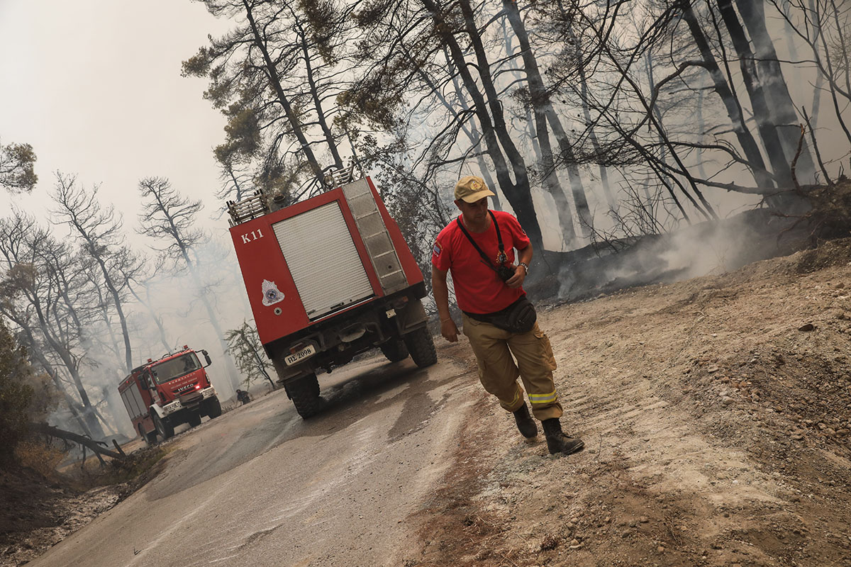 Φωτιά τώρα στην Εύβοια: Κοντά σε βενζινάδικο η πυρκαγιά στις Ροβιές