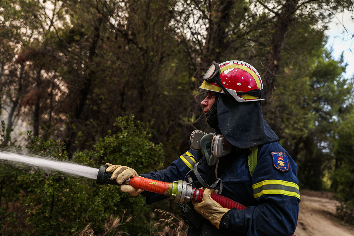 Φωτιά τώρα Αττική: Νεκρός 40χρονος εθελοντής πυροσβέστης στην Ιπποκράτειο Πολιτεία