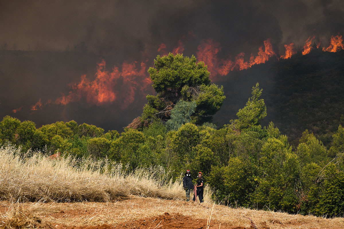 Φωτιά τώρα Αρκαδία: Η πυρκαγιά περνάει μέσα από τα χωριά στη Γορτυνία