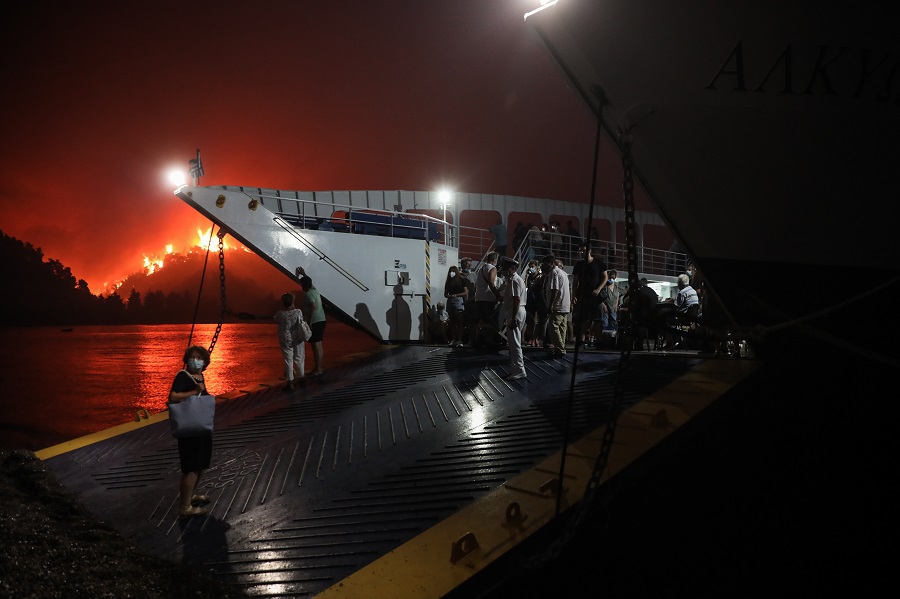 Φωτιά τώρα Εύβοια: Συνολικά 650 άτομα απομακρύνθηκαν με ασφάλεια με φέρι μποτ από τη Λίμνη