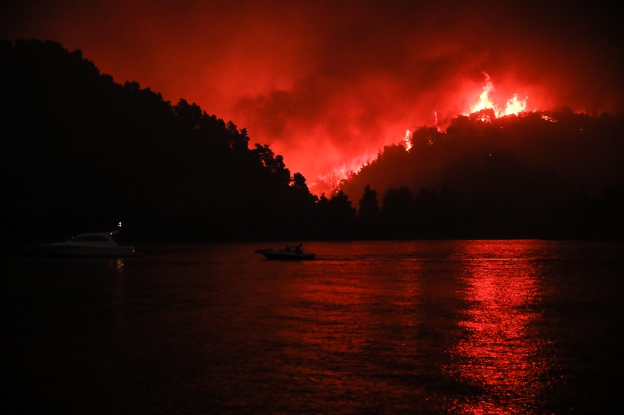 Φωτιά τώρα Εύβοια: Οι φλόγες κύκλωσαν τα χωριά Κεχριές, Μουρτιά, Λίμνη και Ροβιές – Κάτοικοι έχουν εγκλωβιστεί