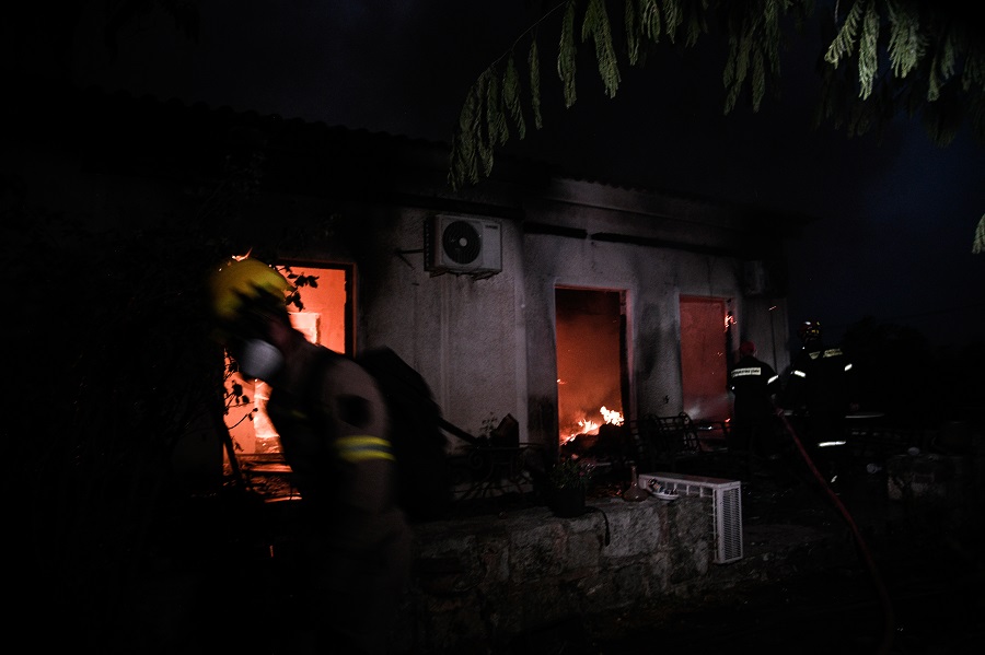 Φωτιά τώρα Αττική: Μπήκε στους Θρακομακεδόνες η πυρκαγιά – Καίγονται τα πρώτα σπίτια