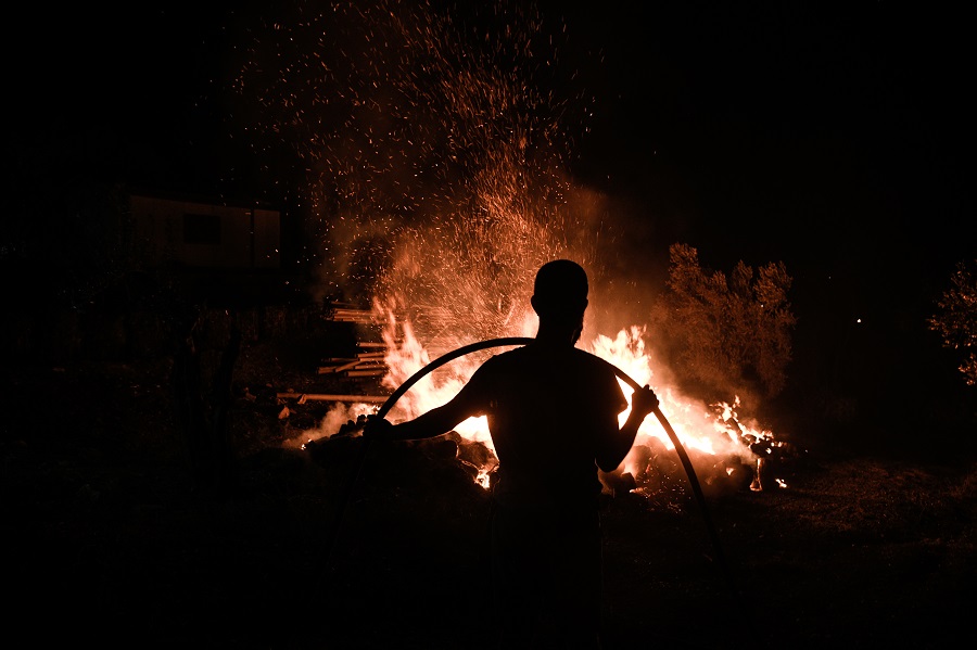 Φωτιά τώρα στην Αττική: Μια ανάσα από τις φλόγες το Ολυμπιακό Χωριό – Μπαίνει στον οικισμό