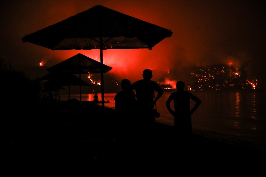 Φωτιά τώρα στην Εύβοια: Το σοκαριστικό βίντεο με τους κατοίκους στη Λίμνη που φλέγεται (vid)