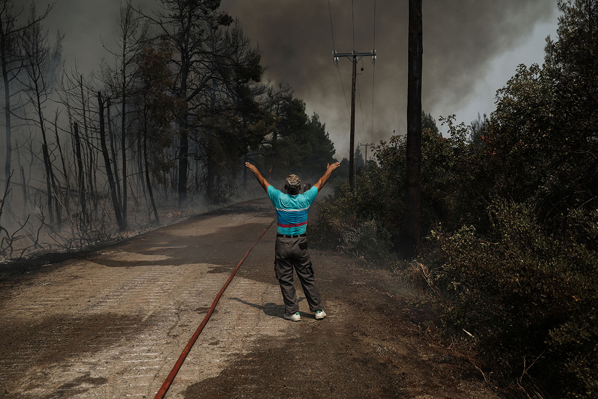 Φωτιά τώρα Βίλια: Δυο τα κύρια μέτωπα – Μεγάλη μάχη των πυροσβεστών στους πρόποδες του Όρους Πατέρα