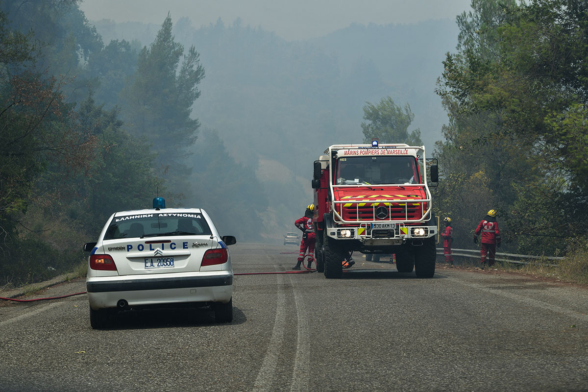 Φωτιά τώρα: Η τελευταία ενημέρωση της Πυροσβεστικής για Κερατέα και Βίλια