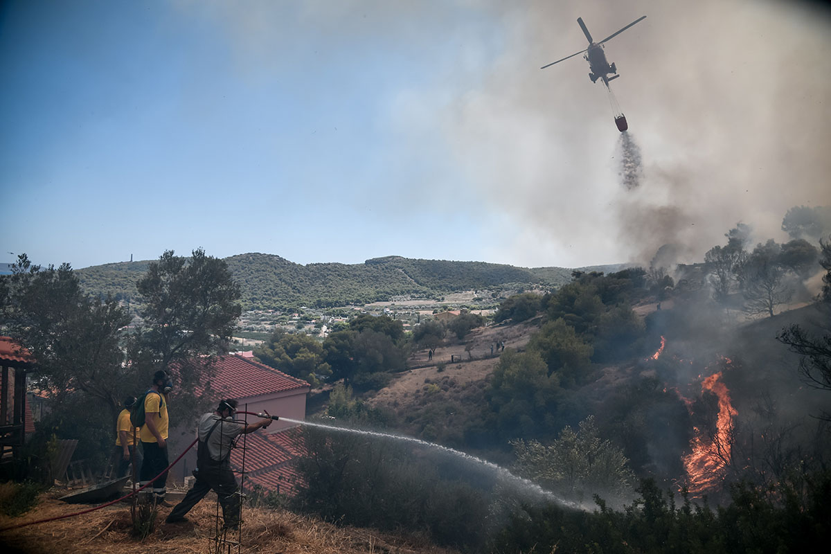 Φωτιά τώρα σε Κερατέα και Βίλια: Ισχυροί άνεμοι έως το βράδυ στις πληγείσες περιοχές