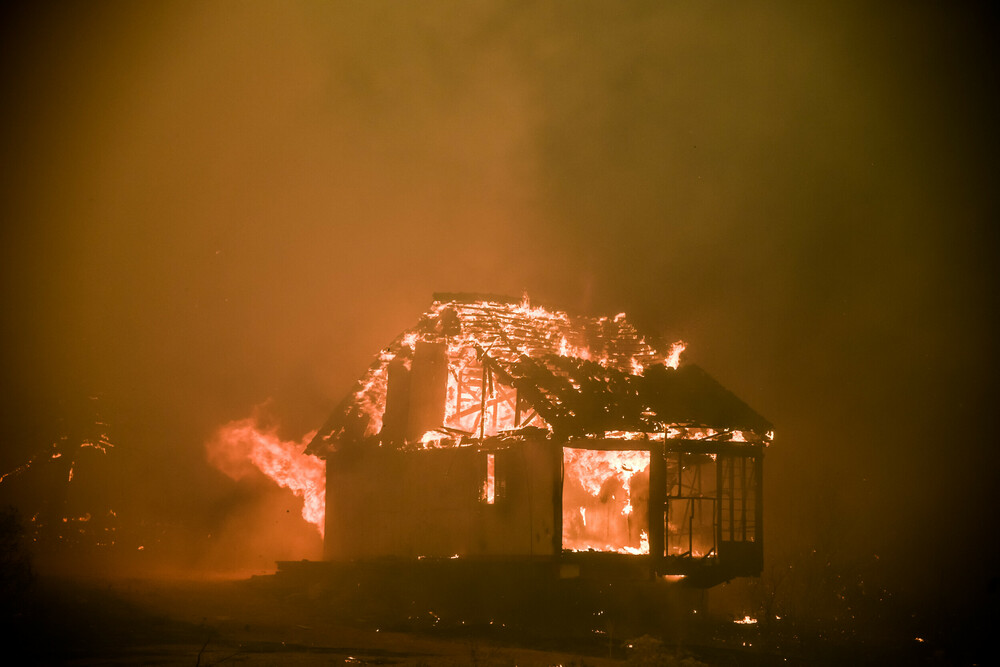 Φωτιά τώρα Βίλια: Γιατί δεν έχει δοθεί εντολή για εκκένωση του οικισμού – Τι λέει η κυβέρνηση
