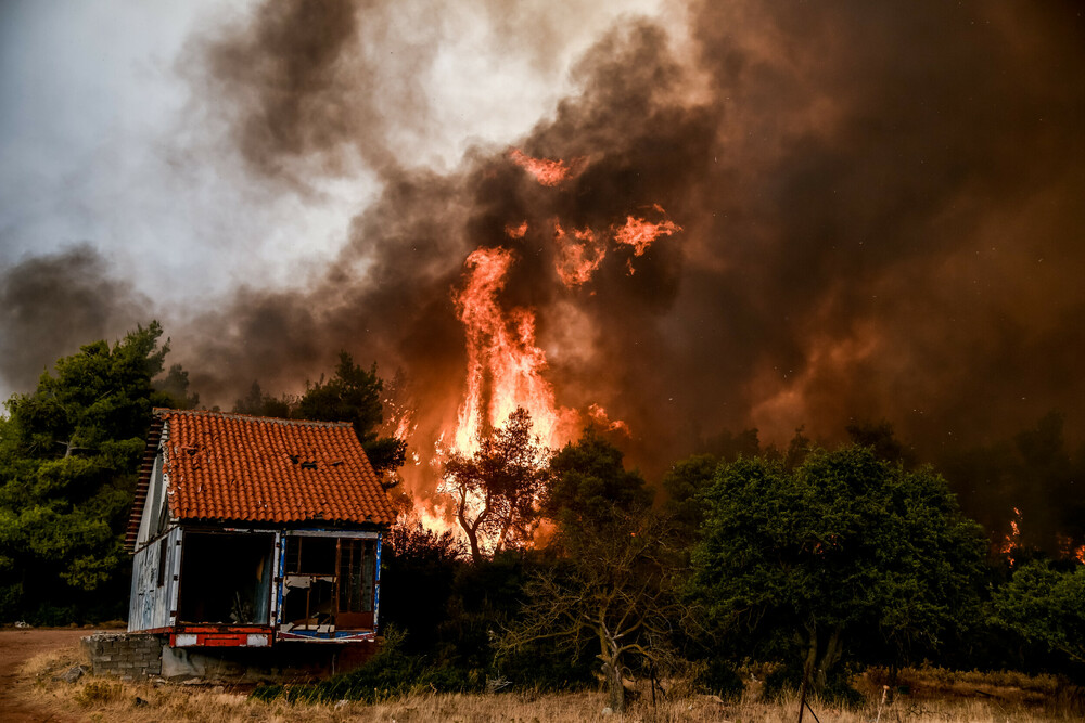 Φωτιά τώρα στα Βίλια: Τουλάχιστον δύο σπίτια κάηκαν