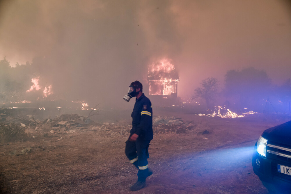 Φωτιά τώρα στα Βίλια: Στο σκοτάδι τμήμα του χωριού – Έκρηξη μετασχηματιστή της ΔΕΗ