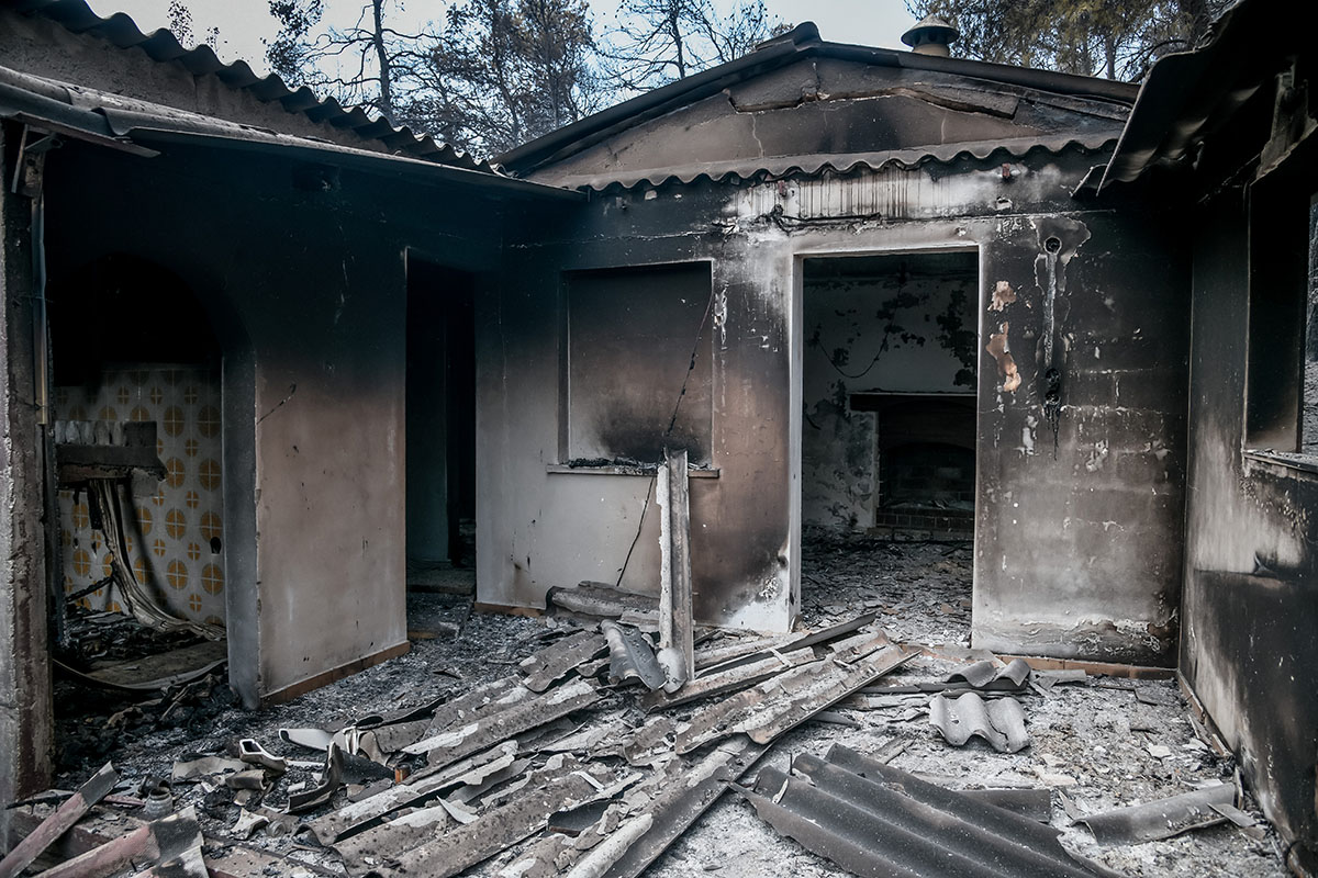 Φωτιά τώρα στα Βίλια: 3 σπίτια κάηκαν ολοσχερώς – Άλλα τόσα έχουν υποστεί μεγάλες ζημιές