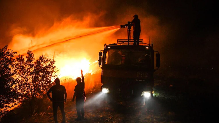 Φλέγεται η Μεσόγειος: 48,8 βαθμούς στη Σικελία -5 νεκροί από τις πυρκαγιές στην Ιταλία