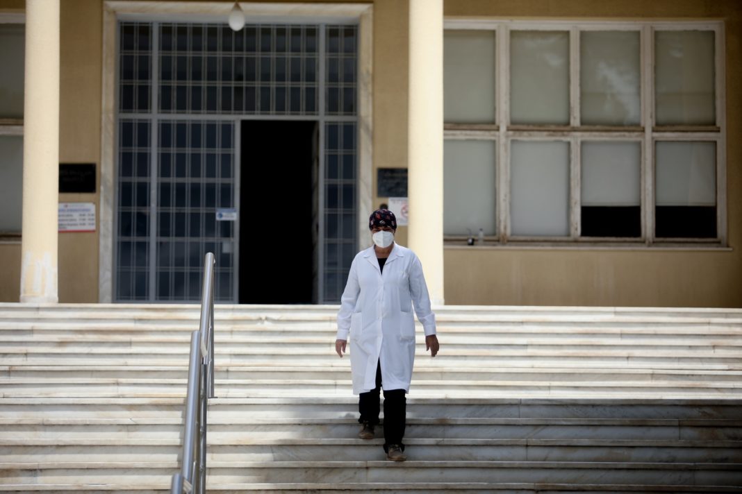 Κορονοϊός – ΠΟΕΔΗΝ: 2.700 υγειονομικοί σε καραντίνα – «Εάν κάνουμε προληπτικά τεστ, ο αριθμός θα εκτιναχθεί»
